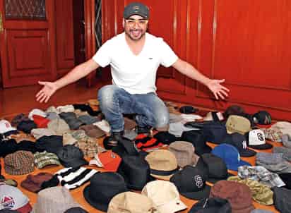 Por necesidad. El cantante Sandoval, quien antes formó parte del exitoso duerto Lu, muestra su colección de gorras que comenzó cuando tenía 18 años de edad. 
