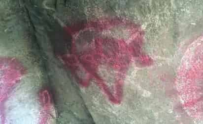 La PGR  informó al personal del Instituto Nacional de Antropología e Historia (INAH) que en la Cueva del Diablo, ubicada al pie de un escarpe rocoso, conocido como “La Peña”, varias pinturas rupestres habían sido pintadas con aerosol de color rojo. (Especial) 
