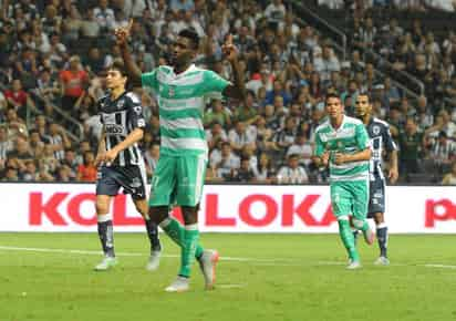 Djaniny Tavares cobra perfecto la pena máxima y empate el juego. (RAMÓN SOTOMAYOR)