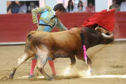 En punto de las 17:00 horas se pondrá en marcha la que podría ser la última novillada en la historia del moderno Coliseo Centenario. Descubriendo un Torero llega a su fin