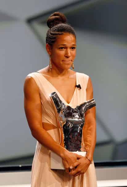 La alemana Celia Sasic del FFC Frankfurt posa con el premio a la mejor jugadora de Europa de la UEFA. (AP)