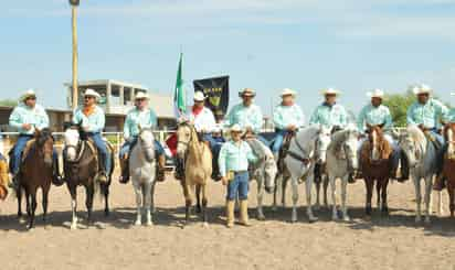 Además, los jinetes pudieron compartir el pan y la sal al ofrecerles una rica comida para reponer fuerzas tras la cabalgata. (EL SIGLO DE TORREÓN)