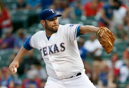 Colby Lewis tuvo una gran actuación anoche en la victoria de los Rangers. El abridor retiró en orden a los primeros 21 bateadores. 