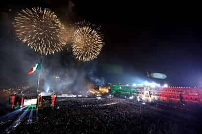 - El cielo de la plancha del Zócalo capitalino se llenó de color, minutos después de que el presidente Enrique Peña Nieto realizara el Grito de Independencia. (NOTIMEX)