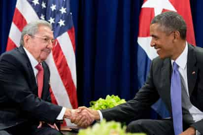 Obama y Castro posaron brevemente ante los fotógrafos antes de la reunión, en la que también participan el secretario de Estado de EU, John Kerry, y el canciller cubano, Bruno Rodríguez. (AP)