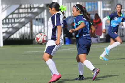 Intensa actividad tuvieron los equipos locales, de San Pedro, Saltillo y Monclova, en el Instituto Británico de Torreón. (Fotografía de Jesús Galindo)