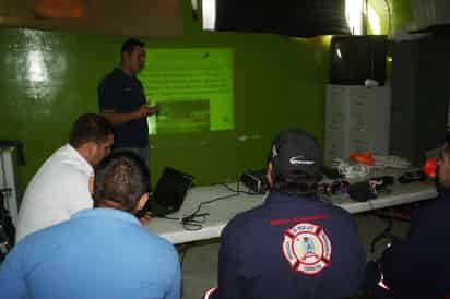 Colaboración. El departamento de bomberos ha entablado convenios de capacitación con varias empresas. (EL SIGLO DE TORREÓN)