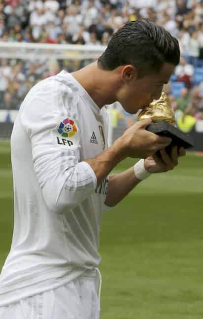 El jugador compartió con sus seguidores la cuarta Bota de Oro (2008, 2011, 2014 y 2015) y fue ovacionado por la afición. (EFE) 