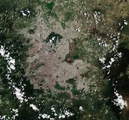 La instantánea, capturada el 6 pasado de agosto, muestra una vista de la poblada capital de México, que cuenta con unos nueve millones de habitantes. (EFE)