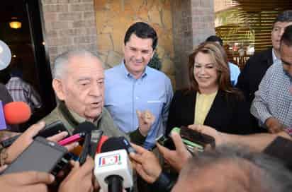 Reunión. Carlos Herrera, Ricardo Rebollo y Leticia Herrera se reunieron ayer en Gómez Palacio. (EL SIGLO DE TORREÓN)