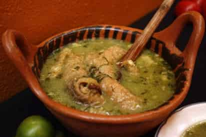 Este mole está hecho a base de guaje (verde o rojo) que se acompaña con chicharrón, o con carne de res, pollo, cerdo o carnero. (INTERNET)