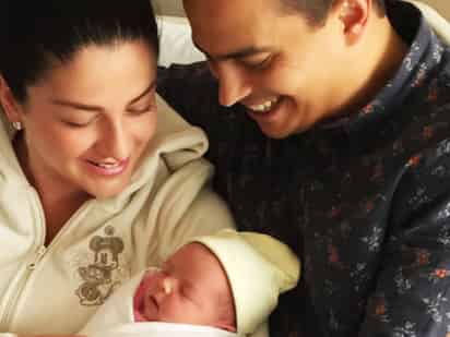 Ávila subió una imagen con su pareja y la nueva integrante de la familia. (INSTAGRAM)