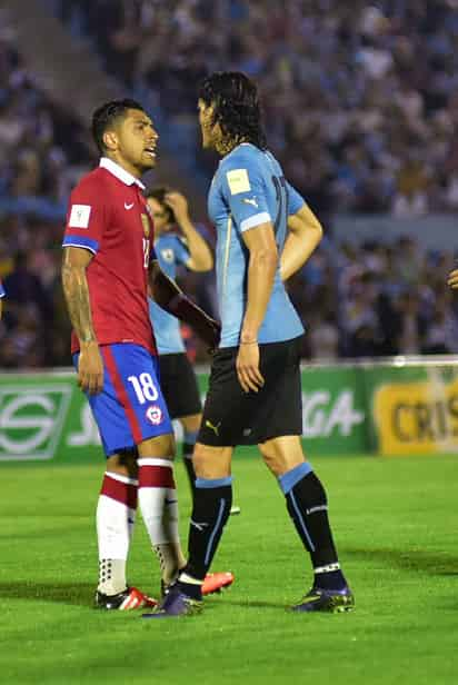 Gonzalo Jara (i) se reencontró con Edinson Cavani en el juego de ayer donde Uruguay goleó a Chile. (EFE)