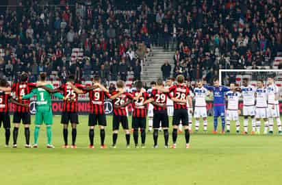 Tras los atentados en París la semana pasada, la jornada 14 de la Liga 1 de Francia inició con normalidad con el partido entre Niza y Lyon. (AP)