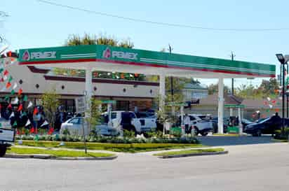 Primera estación. Petróleos Mexicanos (Pemex) inauguró  aquí su primera estación de gasolina en Estados Unidos.