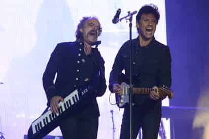 Éxito. Diego Herrera y Saúl Hernández durante la presentación de Caifanes en la Expo Feria de Gómez Palacio, anoche ante miles de seguidores de La Laguna.