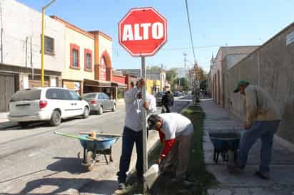 Señalamientos. En calles del Centro de Lerdo, se están colocando señales de alto y otras más para ayudar a mejorar la vialidad. (EL SIGLO DE TORREÓN)