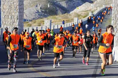 La mayoría de los corredores lució la chamarra naranja que les entregaron en el kit. (Jesús Galindo López)