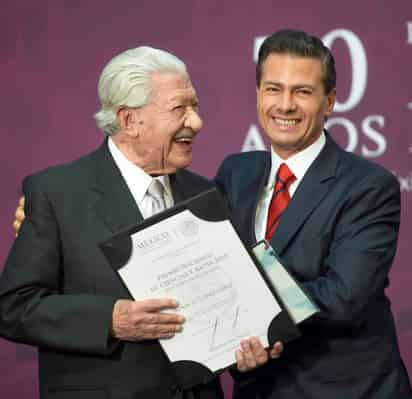 Reconocimiento. El famoso actor recibió el galardón de parte de Enrique Peña Nieto.