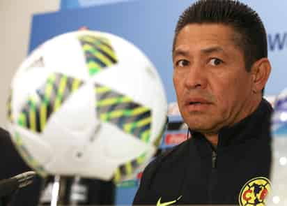 El técnico del América, Ignacio Ambriz, dijo que se fue insatisfecho del Mundial de Clubes pues no pudieron jugar ante el Barcelona. (AP)