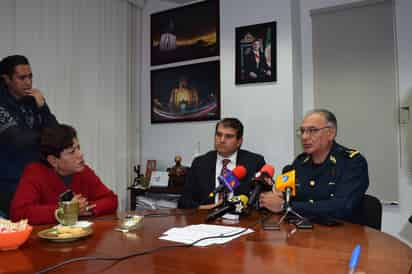 Vigilancia. El general Sergio Martínez Castuera y el alcalde, José Miguel Campillo aseguraron que han bajado los delitos. (EL SIGLO DE TORREÓN)