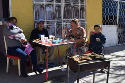 Recalentado. Desde temprano María Teresa se levantó para poner el asador y calentar los tamales, pues otra vez la familia se reunió. (MARY VÁZQUEZ)