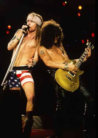 Axl Rose y Slash no están juntos en un escenario desde 1993. (TWITTER)