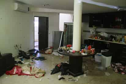 La casa aún muestra los rastros de la resistencia que opusieron ante el operativo de la Marina. (EFE)