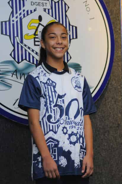 Presentaron la playera conmemorativa de la Escuela Secundaria Técnica número 1 de Torreón, con la que se correrá la carrera atlética. EST #1 celebrará 50 años con carrera