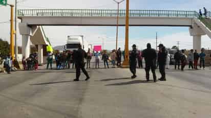 De nueva cuenta vecinos de la colonia Jesús Aguilera Luna bloquearon la carretera Matamoros-Saltillo. (EL SIGLO DE TORREÓN)