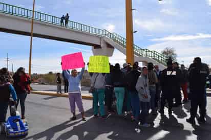 Sin agua. Los vecinos bloquearon la carretera y dijeron que no aguantan un día más sin agua. (EL SIGLO DE TORREÓN)