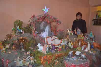 Celebración. Con un colorido nacimiento en el hogar de Margarita Herrera festejan al Niño Dios desde hace cincuenta años. (ANGÉLICA SANDOVAL)