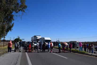 Bloqueo. Desesperados por no tener agua, habitantes del ejido El Estribo bloquearon la carretera. (EL SIGLO DE TORREÓN)