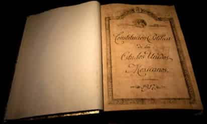 El 5 de febrero de 1917, el jefe del Ejército Constitucionalista, Venustiano Carranza, presentó en el Teatro de la República de la ciudad de Querétaro a nuestra actual Constitución, que entró en vigor a partir de mayo de ese mismo año. (INTERNET)