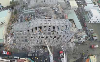 Rescate. Aspectos generales de un edificio destruido por el sismo, de donde todavía están rescatando víctimas.