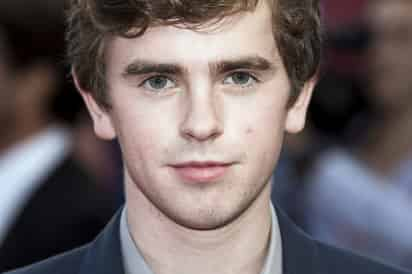 El actor británico Freddie Highmore, quien se dio a conocer por sus actuaciones en Descubriendo el país de Nunca Jamás, August Rush y Las crónicas de Spiderwick, festeja este domingo su cumpleaños 24 con la nueva temporada de la serie Bates Motel. (ARCHIVO)