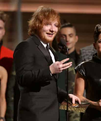 El cantante lució emocionado cuando recibió su premio. (AP)