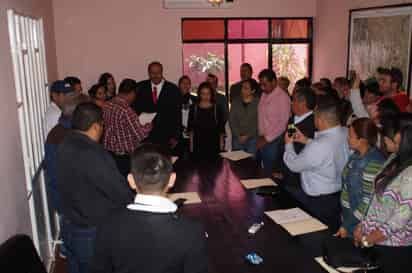 Protesta. Ratifica Cabildo de Mapimí a Claudio Cisneros como presidente municipal sustituto. (CORTESÍA)