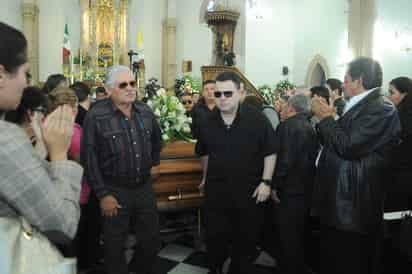 Aplausos. Las palmadas ensordecieron al finalizar la misa de cuerpo presente en honor a Carlos Herrera Araluce. 