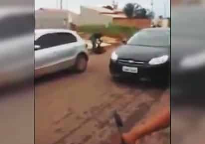 El sujeto arremetió contra su hermano a puñaladas. (YOUTUBE)