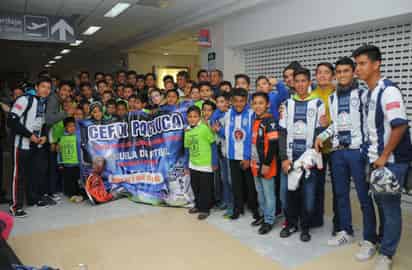 Niños del centro de formación de futbol del Pachuca esperando que lleguen los jugadores del Cruz Azul. (Jesús Galindo)