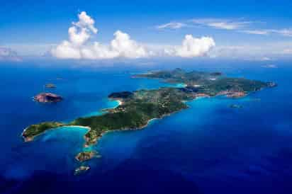 St. Barths es una isla caribeña, antiguamente asolada por piratas y ahora frecuentada por estrellas de cine y magnates. 