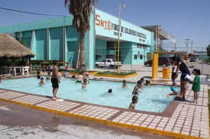 Los pequeños volverán a divertirse en el chapoteadero. Hoy inicia temporada de alberca en la Sección 35