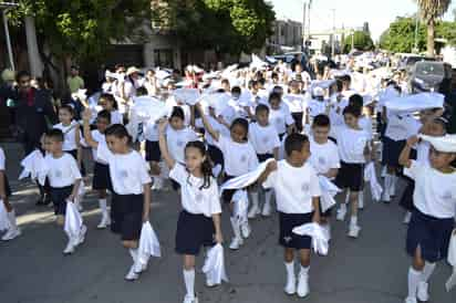 Festejo. Instituto 18 de Marzo cumple 76 años y realiza desfile. (EL SIGLO DE TORREÓN)