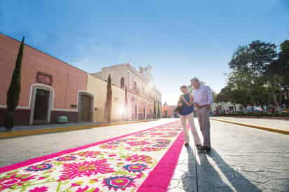 De colores. Los tapetes de colores hechos de aserrín es una artesanía única de este Pueblo Mágico ubicado en Tlaxcala.