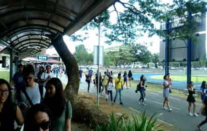 Los estudiantes colgaron fotos en redes sociales de la evacuación.