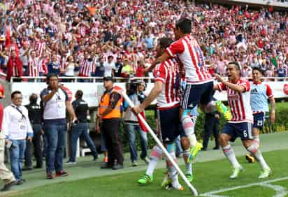 En el final del partido, el zaguero central rojiblanco, Jair Pereira, corre hacia el banderín de tiro de esquina desde donde salió la pelota que lo ha bañado de gloria. (Jam Media)