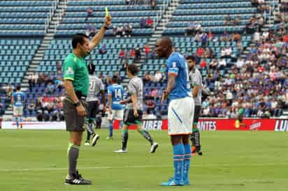 José Alfredo Peñaloza amonestó en tres ocaciones al jugador Joffre Guerrón antes de expulsarlo del partido. (El Universal)