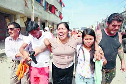 Tristeza. Una mujer acompañada de su familia llora por tragedia ocurrida en Ecuador.