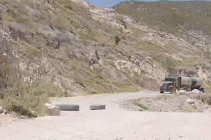 Accidente. El lugar por donde circulaba el joven ciclista se encontraba tapado con llantas y señalamientos de peligro. 